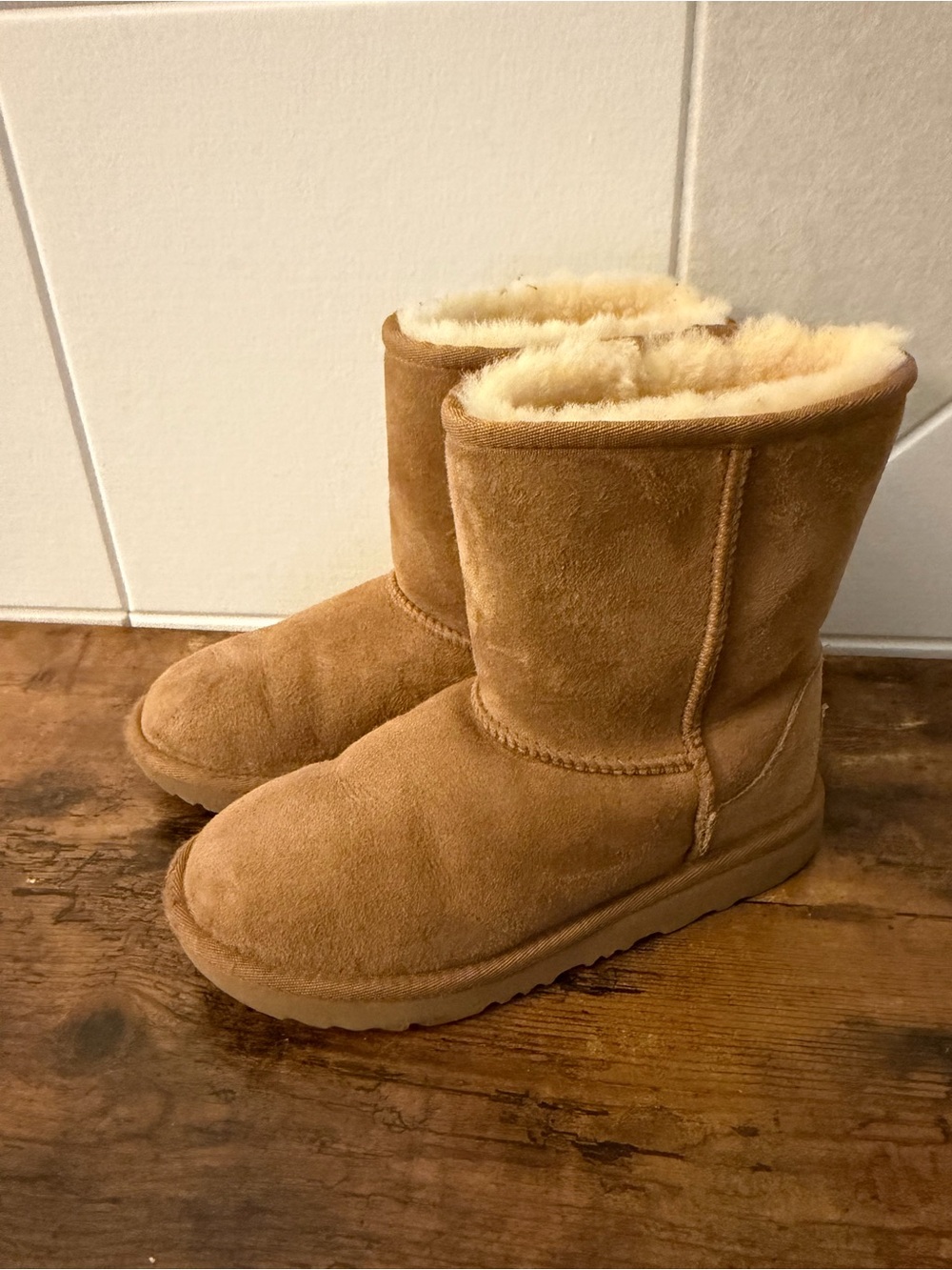 UGG Kids Classic II Sheepskin Fur Boots in Chestnut Kids Youth 4